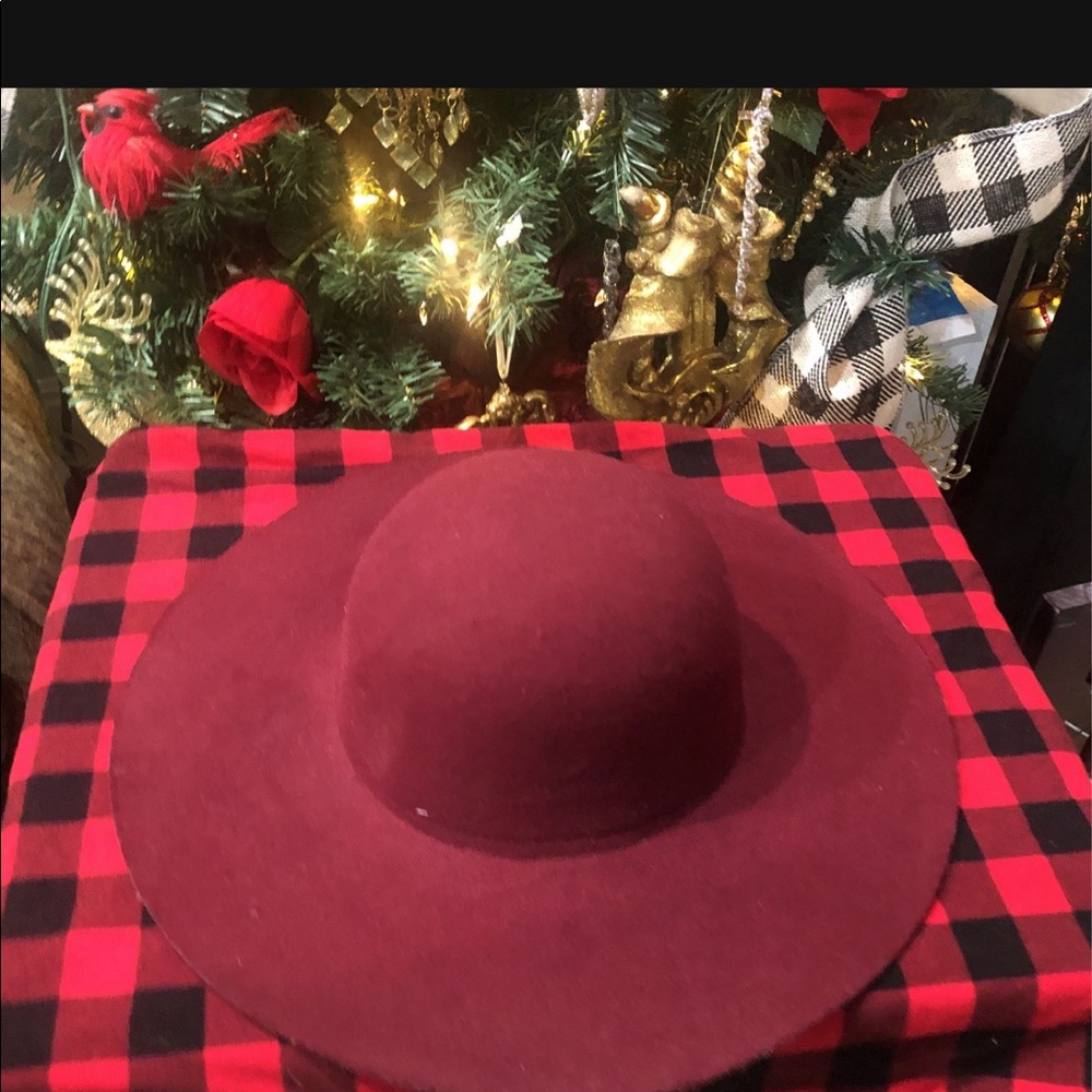 2 stylish felt hats!